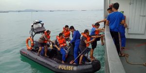 Penyelamatan 5 Cruw Kapal Aventander oleh Personil TNI/Polri